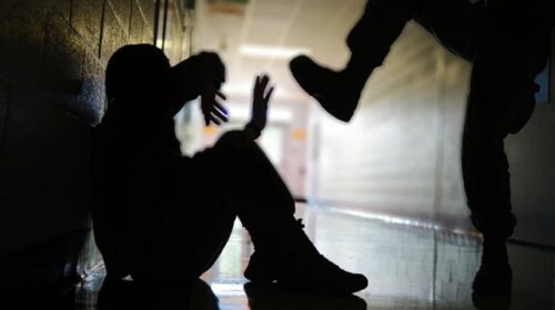 bullying Δύο νεαροί δέχτηκαν επίθεση από ομάδα ατόμων στην κεντρική πλατεία Κορωπίου