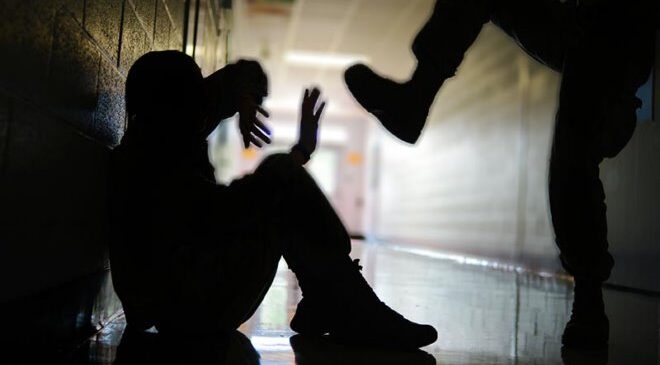 Δύο νεαροί δέχτηκαν επίθεση από ομάδα ατόμων στην κεντρική πλατεία Κορωπίου