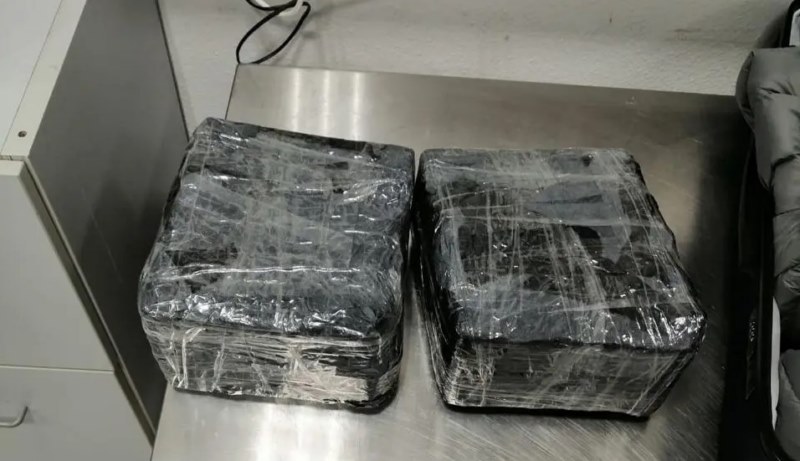 kokaini 3 Έφερε αεροπορικώς 17 κιλά κοκαΐνη μέσα σε βαλίτσες