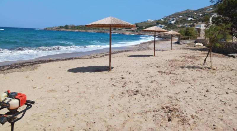 paralia 2 Λαυρεωτική: Ξεκίνησε η τοποθέτηση ομπρελών σε μη οργανωμένες παραλίες