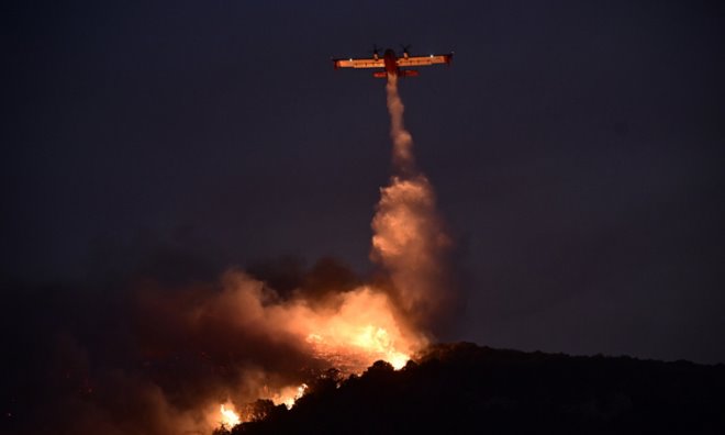 Canadair Οι πιλότοι δυο Canadair έκαναν ρίψεις και τη νύχτα