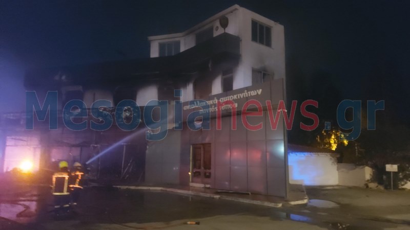 fotia oxima Megagiannis 2 Τροχαίο στο Κορωπί με νεκρό τον οδηγό. Προκλήθηκε φωτιά στο όχημα και σε κτίριο