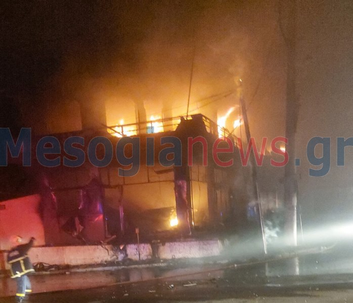 fotia oxima Megagiannis 3 Τροχαίο στο Κορωπί με νεκρό τον οδηγό. Προκλήθηκε φωτιά στο όχημα και σε κτίριο