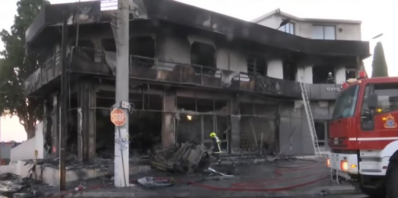 fotia oxima Megagiannis 4 Τροχαίο στο Κορωπί με νεκρό τον οδηγό. Προκλήθηκε φωτιά στο όχημα και σε κτίριο