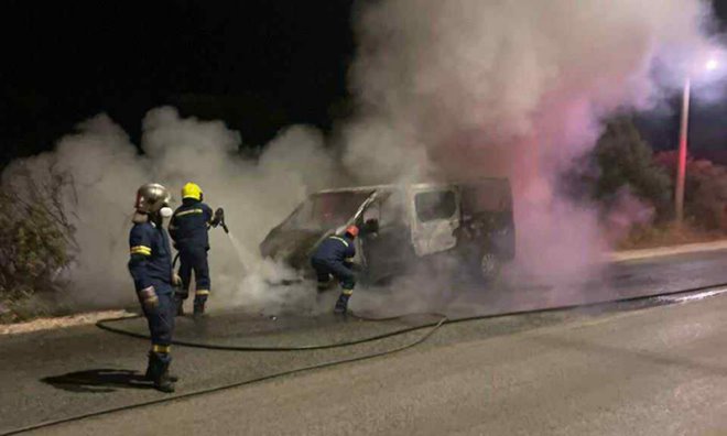 Φωτιά εν κινήσει εκδηλώθηκε σε τουριστικό βαν κοντά στο αεροδρόμιο 1 fotia van fotia van Φωτιά εν κινήσει εκδηλώθηκε σε τουριστικό βαν κοντά στο αεροδρόμιο