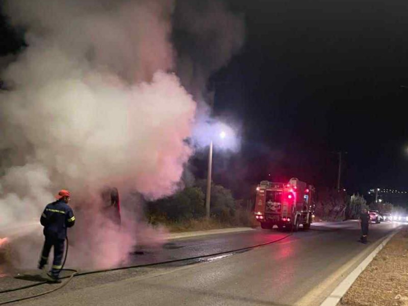 Φωτιά εν κινήσει εκδηλώθηκε σε τουριστικό βαν κοντά στο αεροδρόμιο 2 fotia van aerodromio fotia van aerodromio Φωτιά εν κινήσει εκδηλώθηκε σε τουριστικό βαν κοντά στο αεροδρόμιο