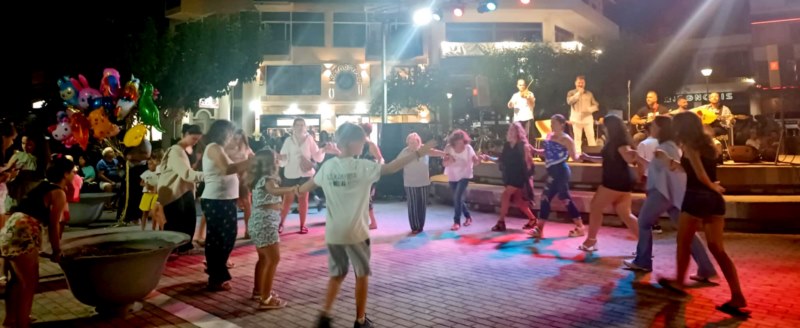 Πανηγύρι σε νησί θύμισε η κεντρική πλατεία Μαρκοπούλου 2 plateia Markopoulou 1 plateia Markopoulou 1 Πανηγύρι σε νησί θύμισε η κεντρική πλατεία Μαρκοπούλου