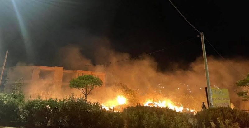 fotia kitsi veggalika 1 Έβαλαν φωτιά με τα βεγγαλικά που εκτόξευσαν σε γάμο στο Κίτσι