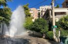 voula eydap Τεράστια διαρροή νερού στη Βούλα από σπασμένο αγωγό της ΕΥΔΑΠ. Έπεσε αυτοκίνητο στην τρύπα