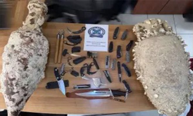 amforis Vouliagmeni Είχε στο σπίτι του δύο αμφορείς και πολλά μαχαίρια