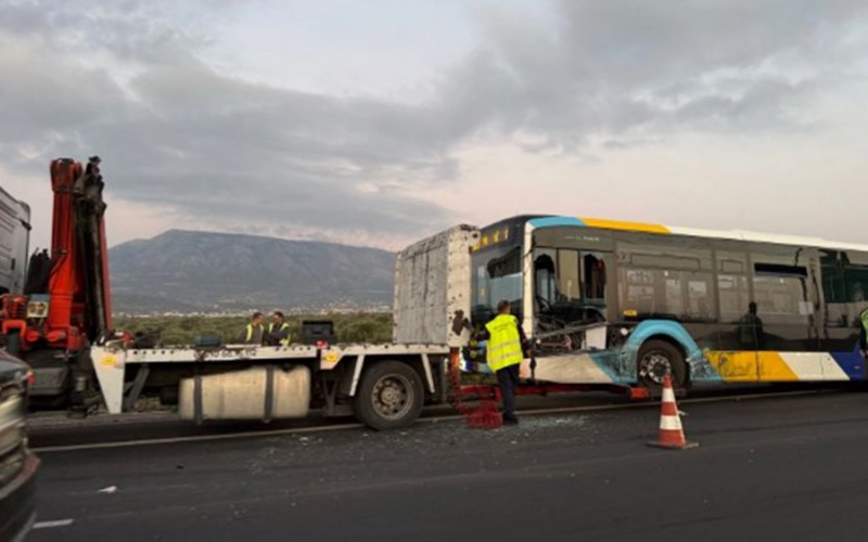 Τροχαίο ατύχημα με λεωφορείο και φορτηγό στην Αττική Οδό 2 leoforeio attiki odo leoforeio attiki odo Τροχαίο ατύχημα με λεωφορείο και φορτηγό στην Αττική Οδό