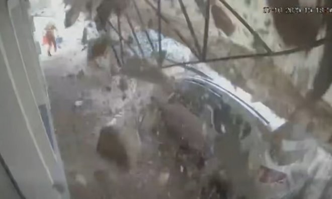 mpalkoni Laurio video Βίντεο από τη στιγμή της κατάρρευσης του μπαλκονιού στο Λαύριο. Πως σώθηκαν οι δύο γυναίκες