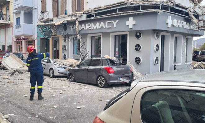 mpalkoni Laurio Κατέρρευσε μπαλκόνι κτιρίου στο Λαύριο. Μία γυναίκα τραυματίστηκε