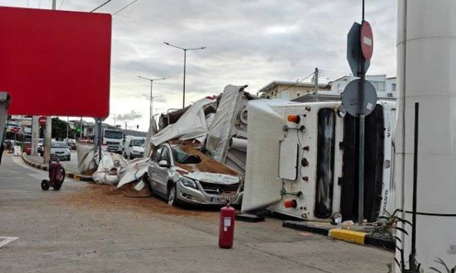 ntalika Vari 0 Τούμπαρε νταλίκα και πλάκωσε αυτοκίνητο στη Βάρη
