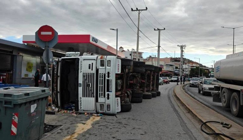 ntalika Vari 6 Τούμπαρε νταλίκα και πλάκωσε αυτοκίνητο στη Βάρη