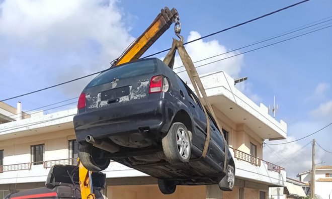 Απομακρύνονται εγκαταλελειμμένα οχήματα από δημόσιους χώρους σε Μαρκόπουλο και Πόρτο Ράφτη