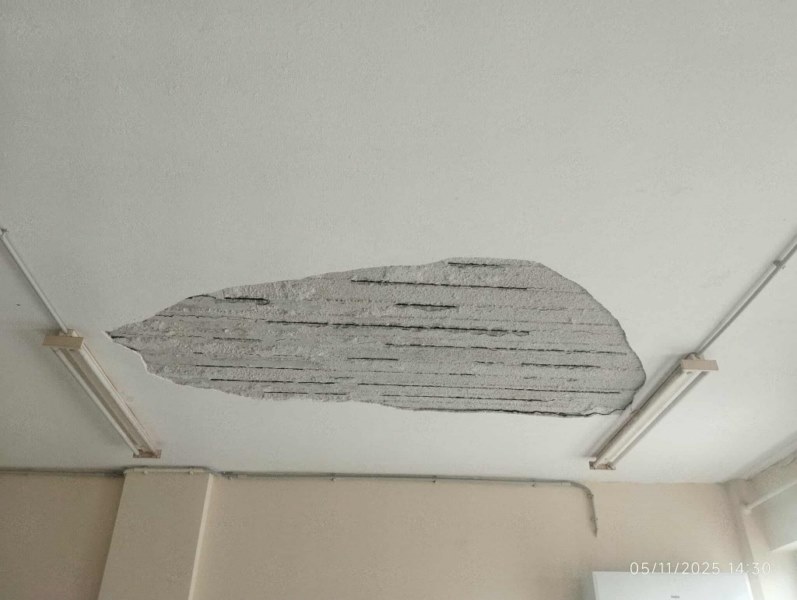 sovades sxoleio 3 Σοβάδες έπεσαν στα κεφάλια μαθητών σε δημοτικό σχολείο του Πόρτο Ράφτη