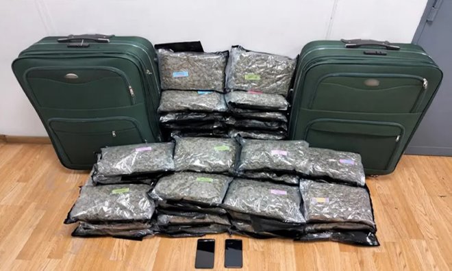 24 kila kannavi Θα ταξίδευε για Αγγλία με 24 κιλά κάνναβη στις αποσκευές της