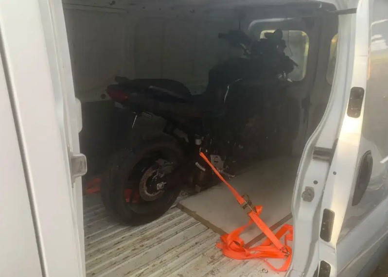 37xronos kitsi Συνελήφθη 37χρονος που έκρυβε οπλοστάσιο και οχήματα στα Καλύβια και στο Κίτσι