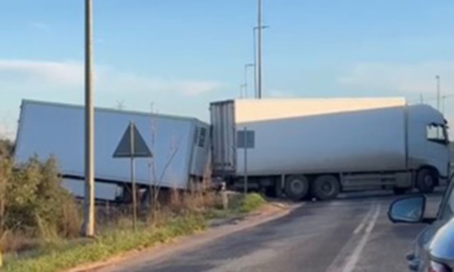 BIOPA Kalyvia Lidl Νταλίκα βυθίστηκε στα λασπόνερα και έκλεισε τον περιφερειακό Καλυβίων