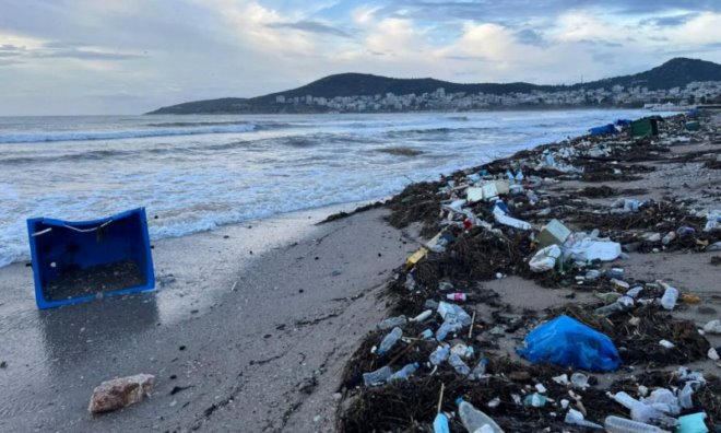 Varkiza skoupidia 1 Εθελοντές μάζεψαν από την παραλία της Βάρκιζας 1500 κιλά σκουπίδια και συνεχίζουν