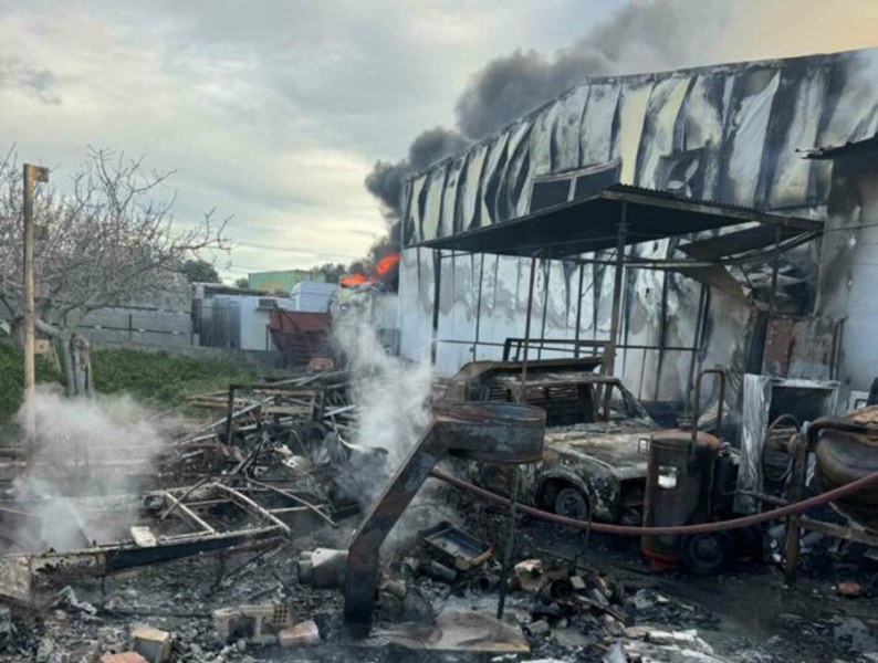 fotia apothiki Koropi 2 Έσβησε η μεγάλη φωτιά σε επαγγελματικό χώρο στο Κορωπί