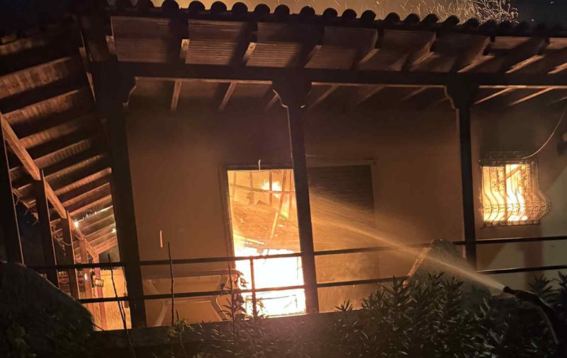 fotia spiti artemida.j 2 Σπίτι στην Αρτέμιδα κάηκε ολοσχερώς. Η φωτιά ξεκίνησε από το τζάκι