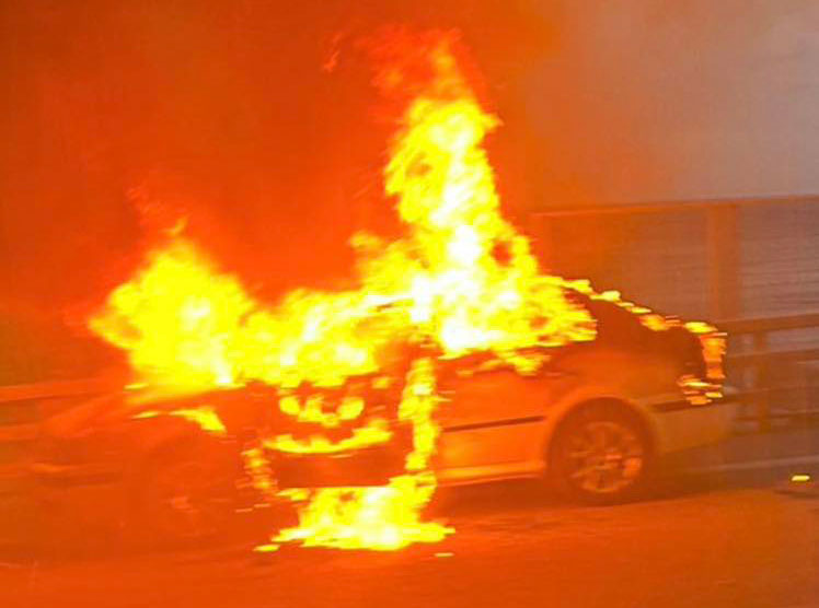 Στις φλόγες τυλίχτηκε ένα αυτοκίνητο στην Αλθέα Κορωπίου 2 Althea Koropi auto fotia 1 Althea Koropi auto fotia 1 Στις φλόγες τυλίχτηκε ένα αυτοκίνητο στην Αλθέα Κορωπίου