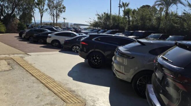 Συνελήφθησαν τρεις παρκαδόροι στη Βούλα για παράνομη στάθμευση