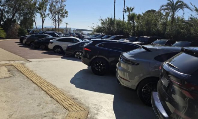 Voula parking Συνελήφθησαν τρεις παρκαδόροι στη Βούλα για παράνομη στάθμευση