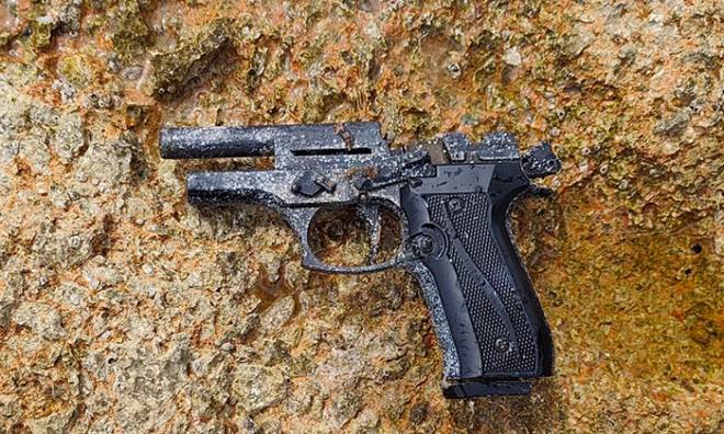 pistoli Βρήκε πιστόλι στην παραλία της Βάρκιζας