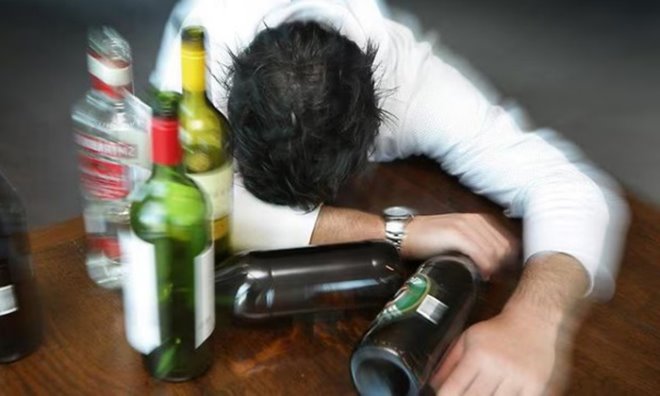 poto Βάρκιζα: Μία μαθήτρια 14 ετών στο νοσοκομείο μετά από κατανάλωση αλκοόλ