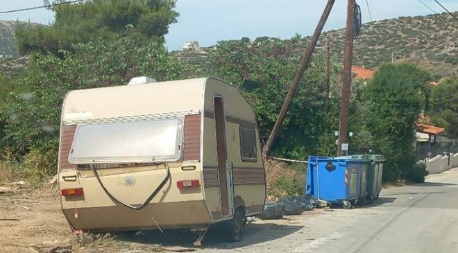 Στο Πόρτο Ράφτη πέταξαν τροχόσπιτο δίπλα στους κάδους σκουπιδιών