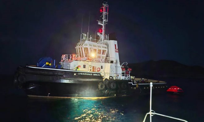 rimoulko Ρυμουλκό πλοίο προσάραξε στη Μακρόνησο