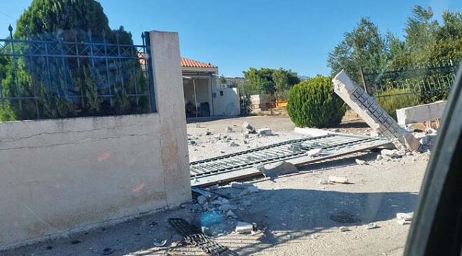 Αγία Μαρίνα Κορωπί: ΙΧ ξέφυγε από την πορεία του και γκρέμισε μάντρα σπιτιού
